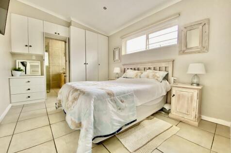 Main bedroom with ensuite bathroom