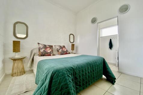 4th Bedroom - with 2 entrances