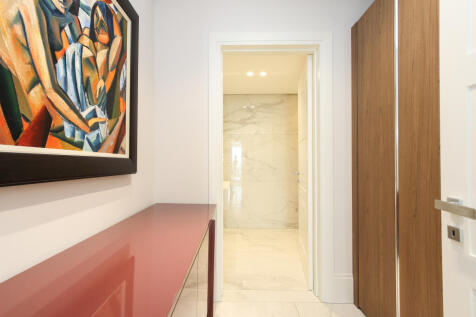 Cloakroom onto Guest Loo