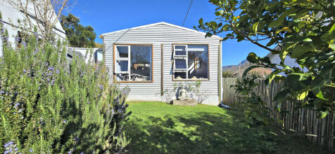 Self-contained Flat with outside Bathroom
