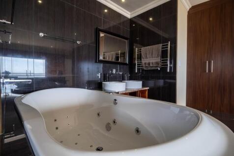 En- suite master bedroom