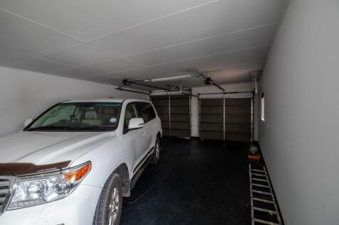 Extra high / extra large garage (4 vehicles)