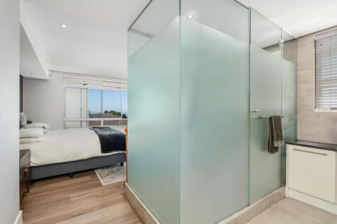 Main Bedroom/En-Suite