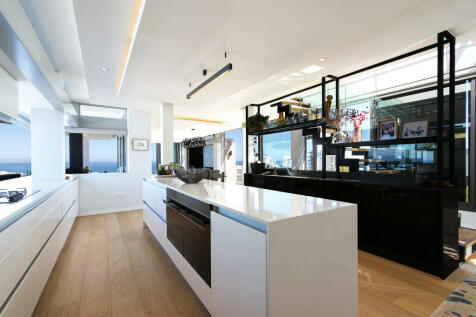 Kitchen onto Bar