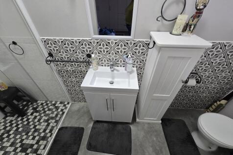Master en-suite bathroom