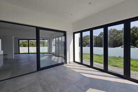 Enclosed braai room