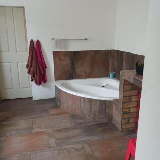 En-suite bathroom at main bedroom