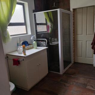 En-suite bedroom at main bedroom