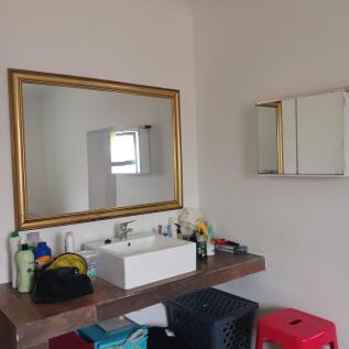 En-suite bathroom at main bedroom