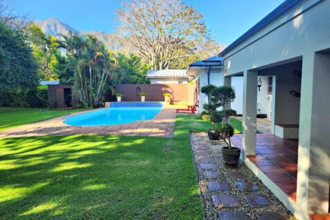 GARDEN WITH SWIMMING POOL
