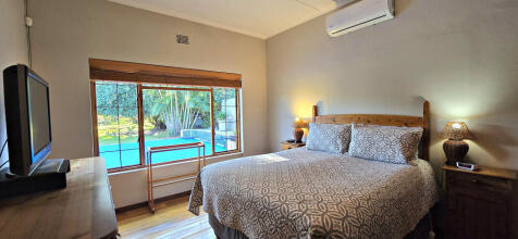 MAIN BEDROOM WITH VIEWS ONTO THE GARDEN