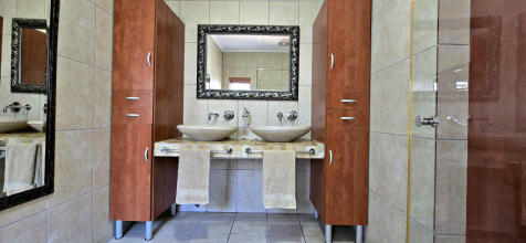 MAIN: EN-SUITE BATHROOM