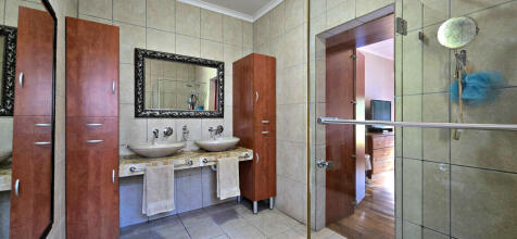 MAIN: EN-SUITE BATHROOM