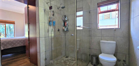 MAIN: EN-SUITE BATHROOM