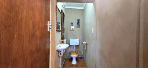 ENTERTAINMENT ROOM: GUEST TOILET