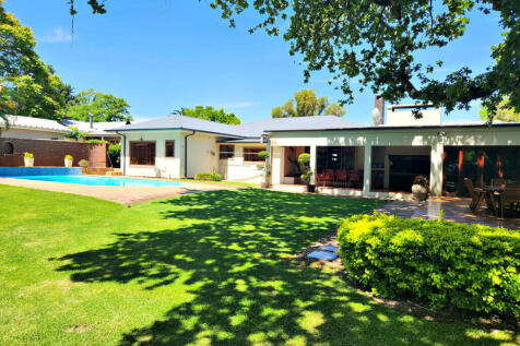 BACK GARDEN WITH SWIMMING POOL