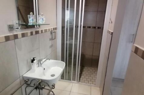 Ground floor En-suite