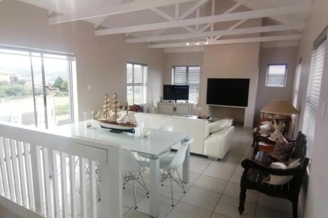 Dining area to lounge