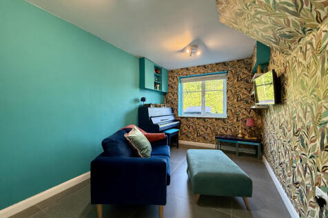 Bedroom 5/ Office
