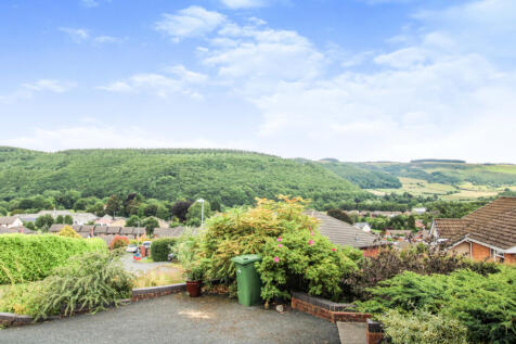 Modern detached 4 bed house with garden