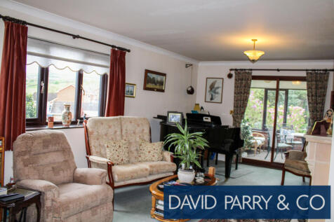 Modern detached 4 bed house with garden
