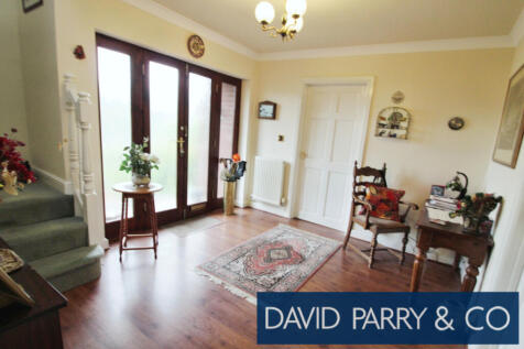 Modern detached 4 bed house with garden