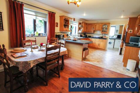 Modern detached 4 bed house with garden