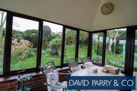 Modern detached 4 bed house with garden