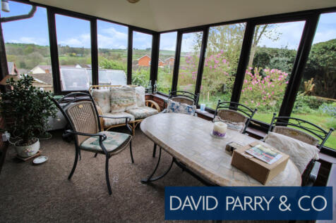 Modern detached 4 bed house with garden
