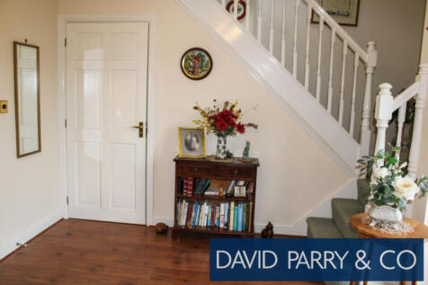 Modern detached 4 bed house with garden