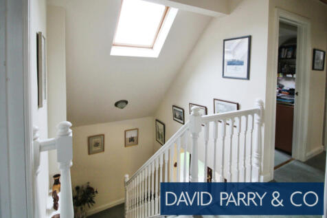Modern detached 4 bed house with garden