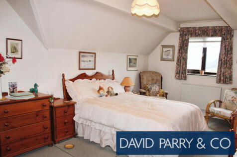 Modern detached 4 bed house with garden