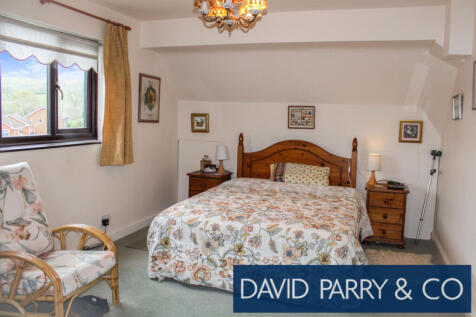 Modern detached 4 bed house with garden