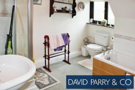 Modern detached 4 bed house with garden