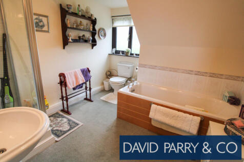 Modern detached 4 bed house with garden