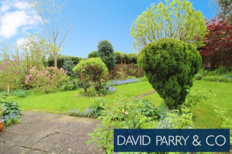 Modern detached 4 bed house with garden