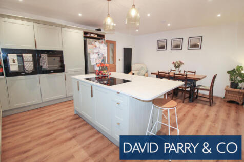Modern Detached 3 Bedroom Property