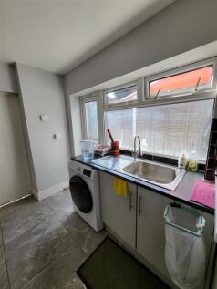 Kitchen 2.jpeg