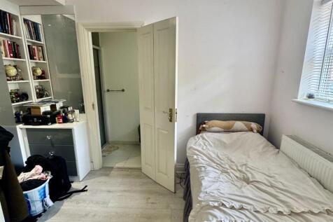 Fourth bedroom.jpg