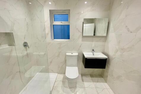 Main bathroom.jpg