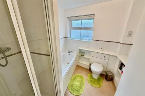 Main bathroom 1.1.jpg