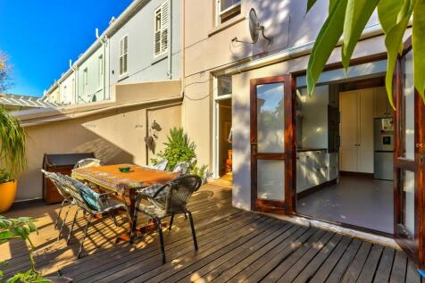 Kitchen &amp; dining room opens unto deck