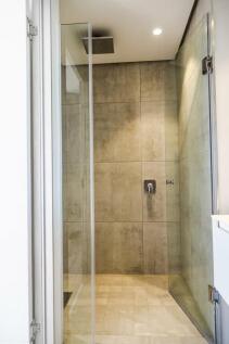 Bedroom 2 en-suite bathroom
