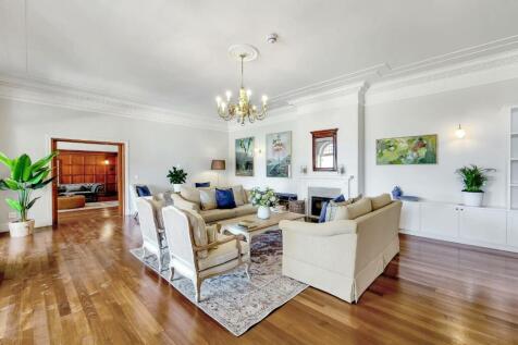 Common area at Greenways Manor House - the lounge