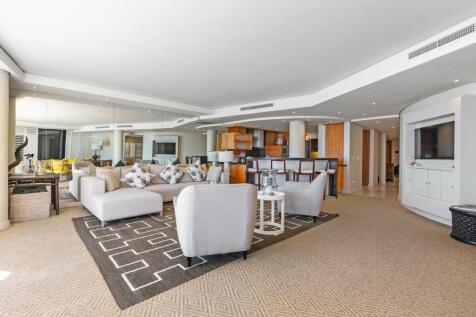 Living room/kitchen/breakfast bar
