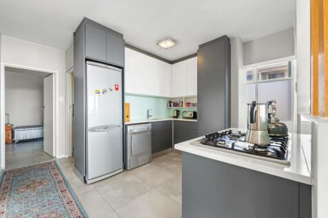 Kitchen/passage