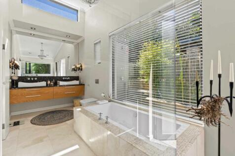 Luxury Main bathroom 