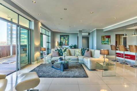 Spacious open plan living, dining and kitchen