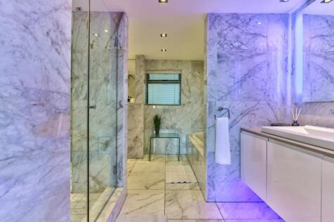 Full en-suite bathroom to main bedroom