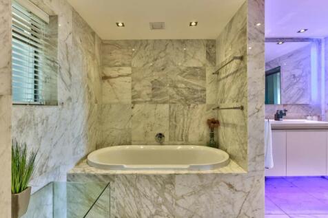 Full en-suite bathroom to main bedroom